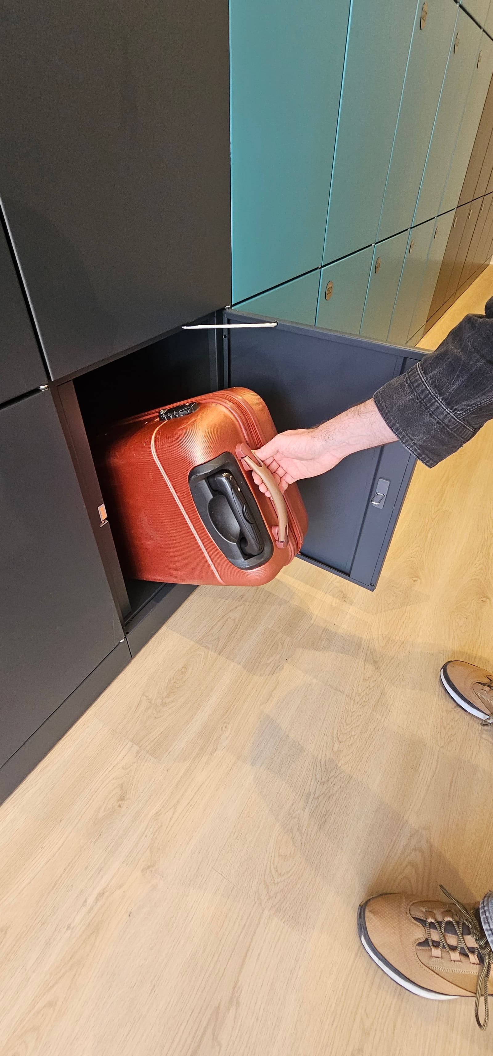 Een handbagagekoffer in een geopend Lock My Bag-kluisje in Rouen plaatsen