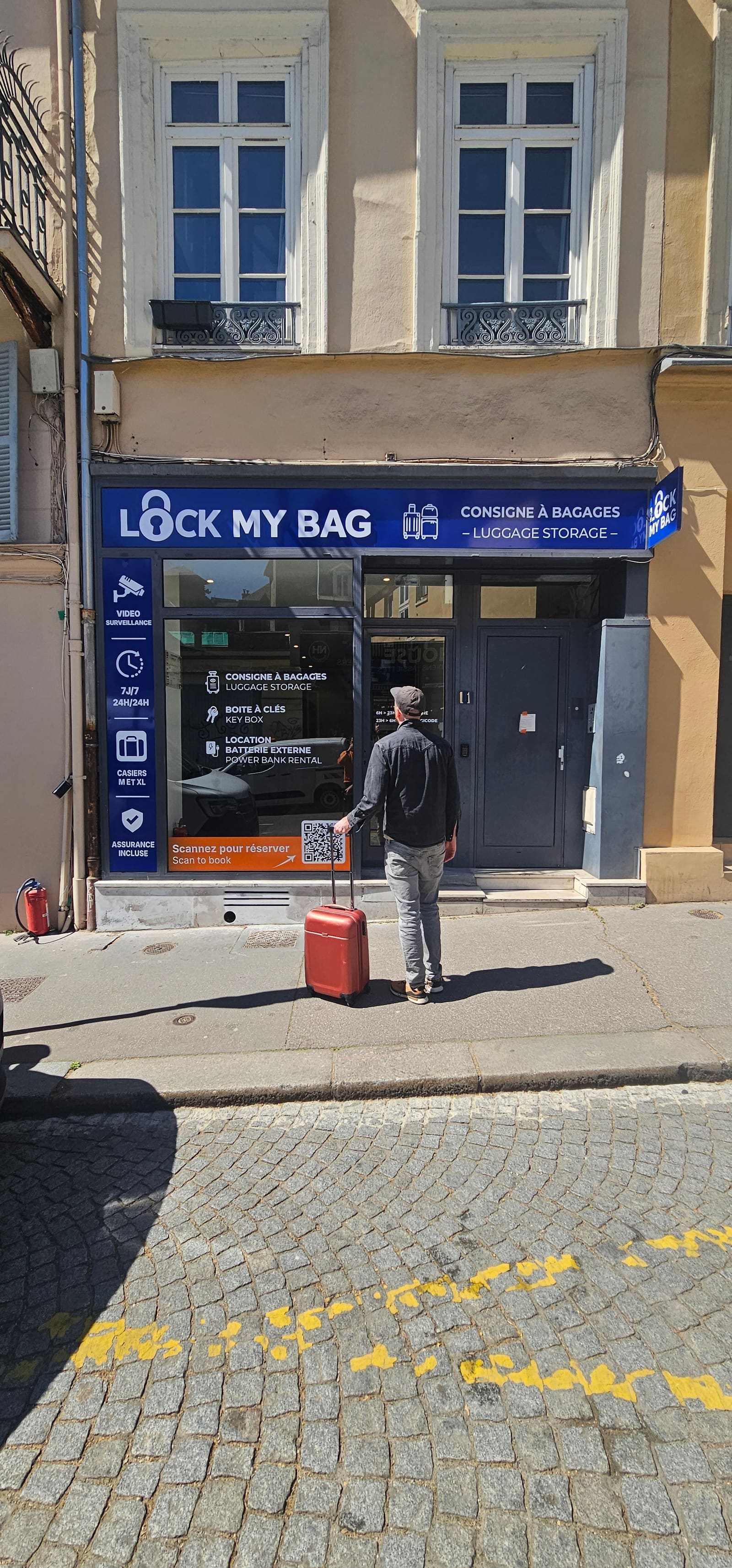 Reiziger komt aan met een koffer om bagage af te zetten bij Lock My Bag Rouen