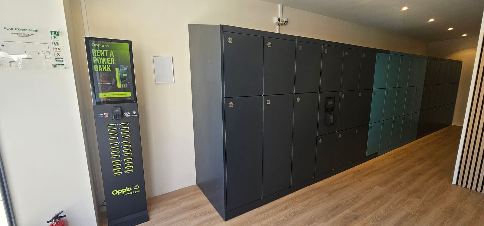 Binnenaanzicht van Lock My Bag Rouen met de kluisjes en powerbankverhuur