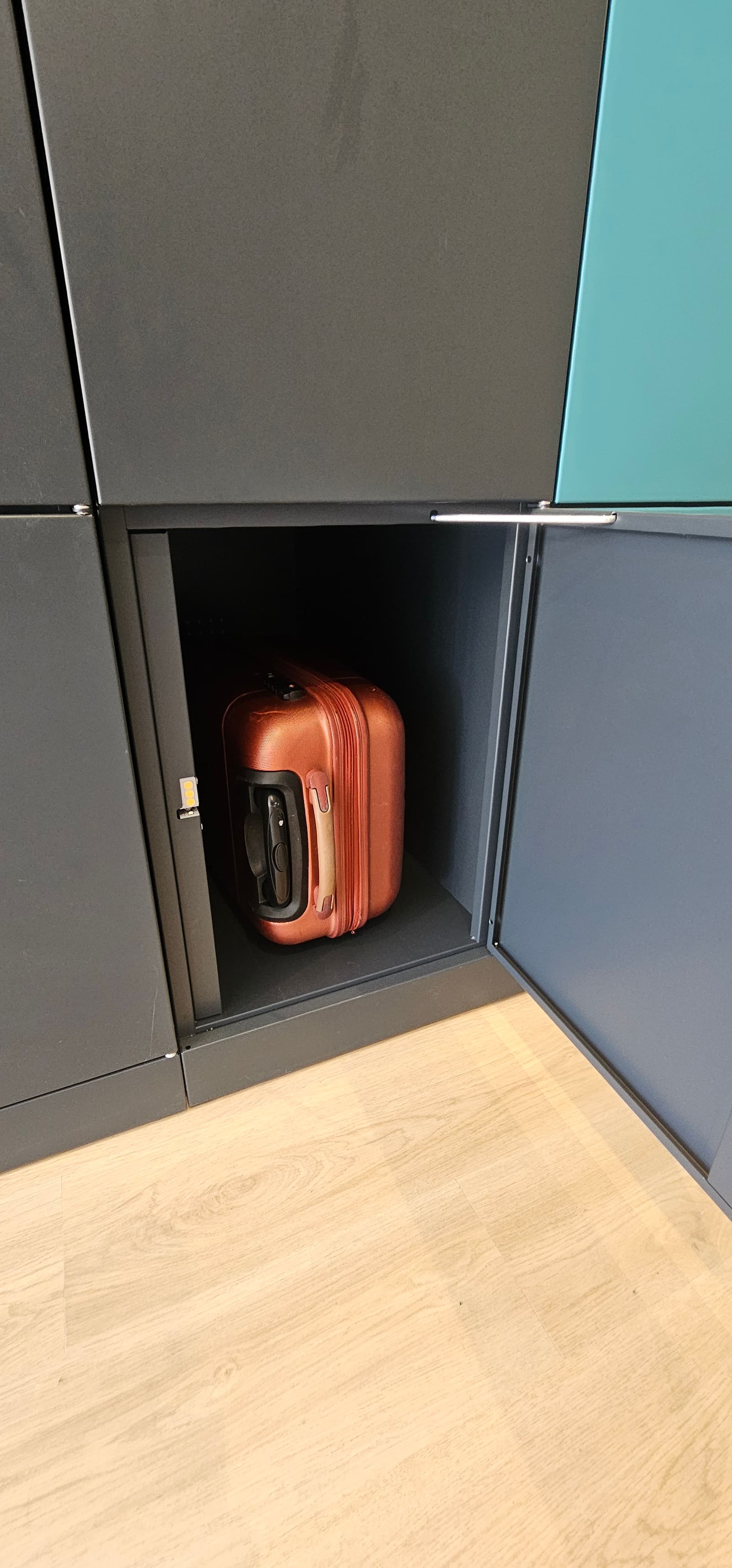 Handbagagekoffer in een Lock My Bag-kluisje maat L in Rouen, 39 × 60 × 85 cm